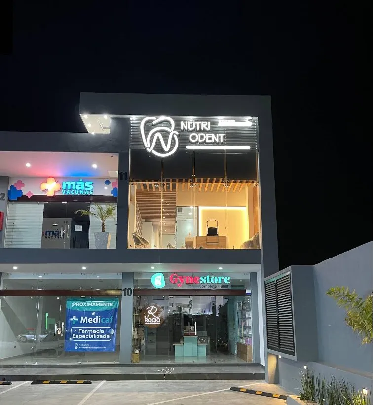 Fachada NutriOdent de noche